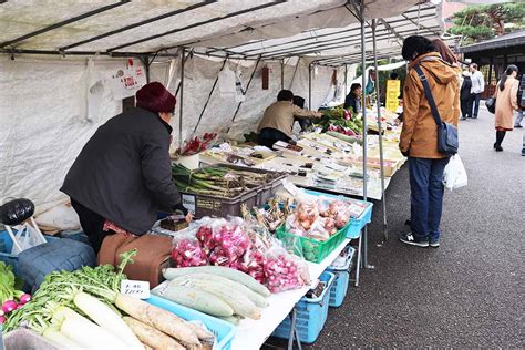 屋前|『陣屋前朝市』/ 日本三大朝市の一つ、飛騨高山の髙山陣屋前で。